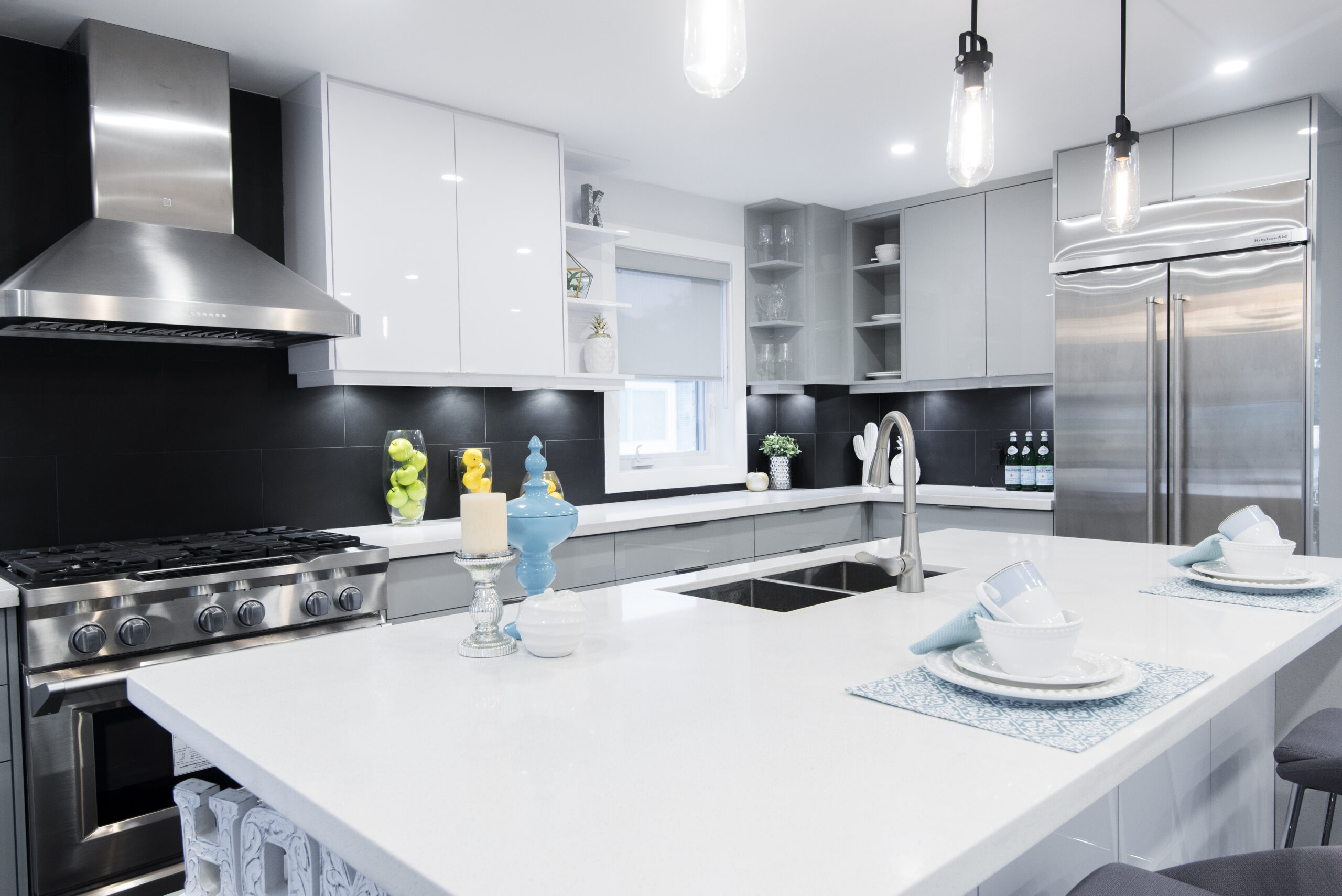 Renovated kitchen by Betna Homes Inc. ©BetnaHomesInc